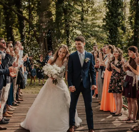 Házasodó pár és a násznép